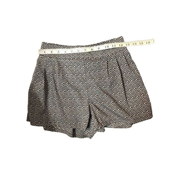 American Eagle Outfitters Chevron High Rise Shorts. White with black and gray ch - Picture 6 of 11